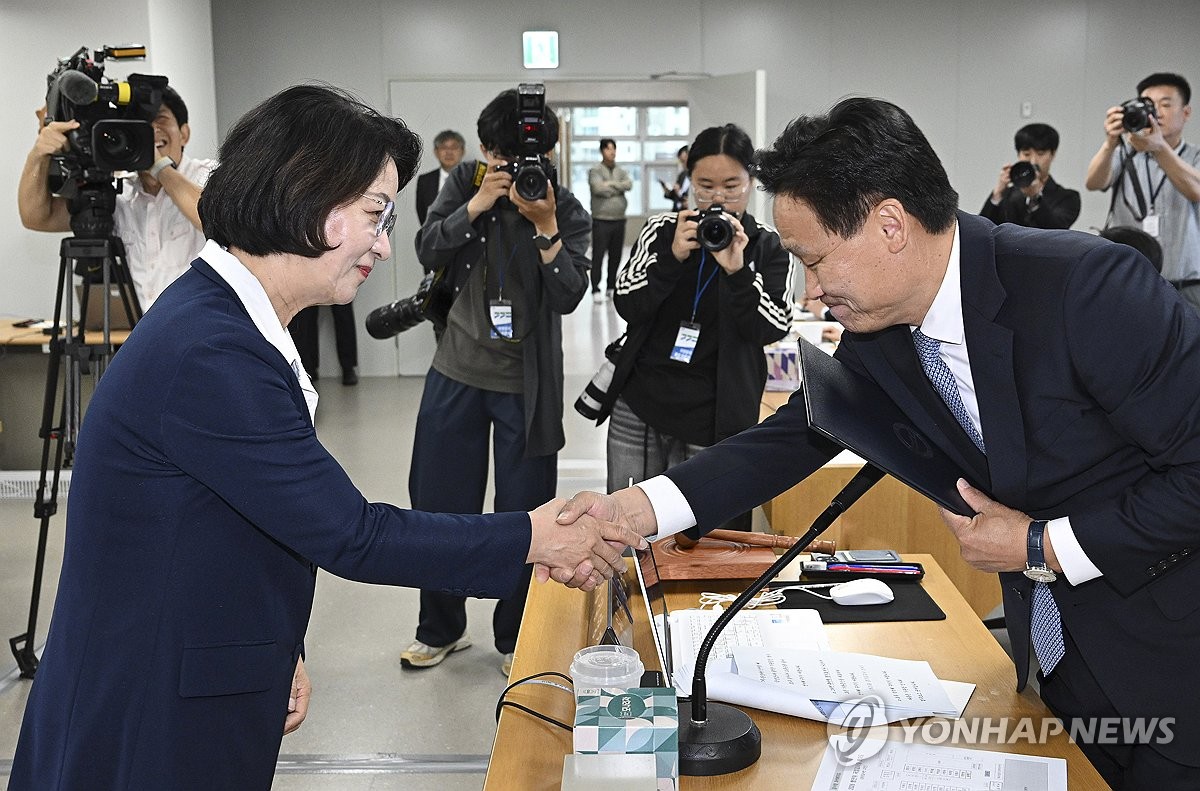 선서문 전달하는 추미애 경기도지사