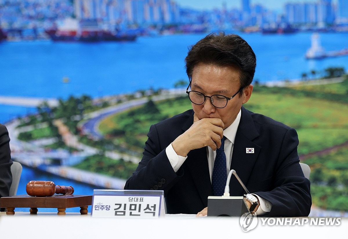 생각에 잠긴 김민석 대표