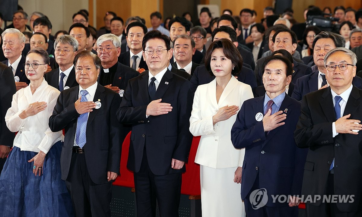 국기에 경례하는 이재명 대통령