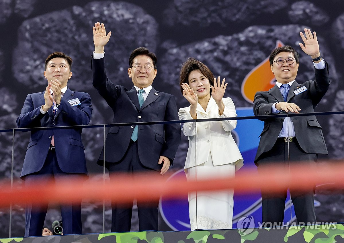 선수단 향해 손흔드는 이재명 대통령과 김혜경 여사