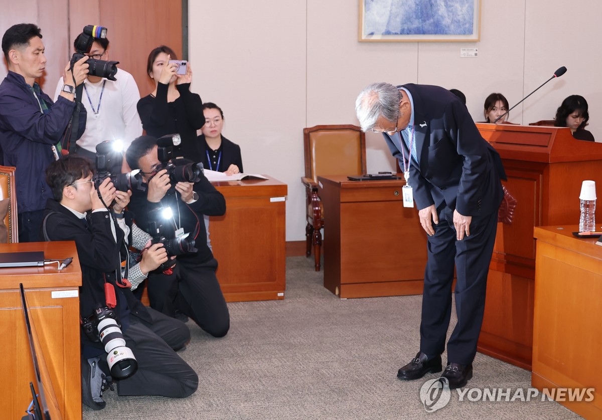 고개 숙여 사과하는 유홍준 국립중앙박물관장