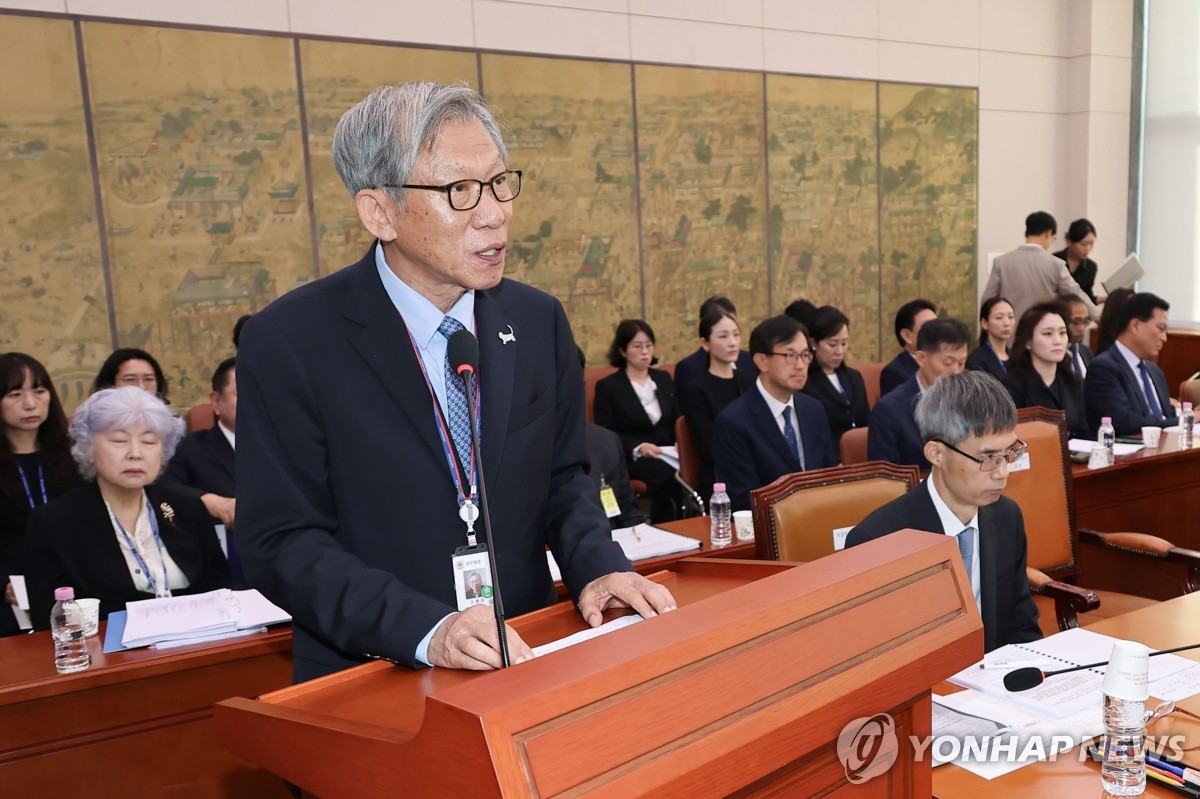 업무 보고하는 유홍준 국립중앙박물관장