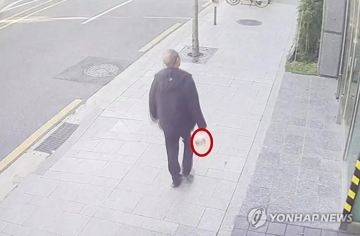 인화 물질 추정 물건 들고 이동하는 방화 용의자