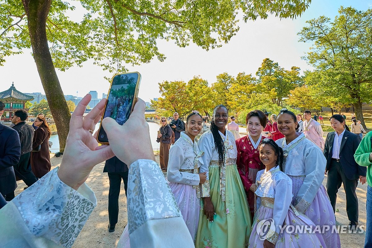 김혜경 여사와 한복입은 외국인 관광객들
