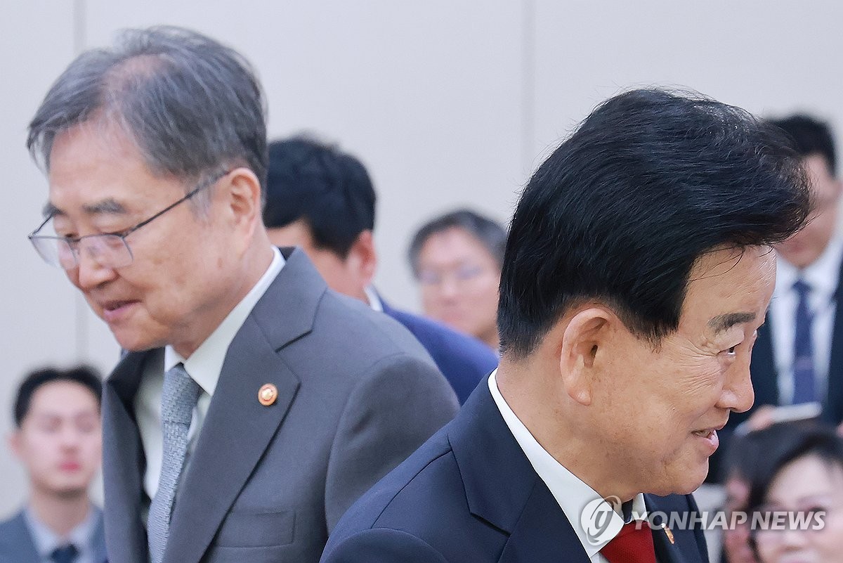 외통위 종합감사 출석하는 통일부 장관과 외교부 장관