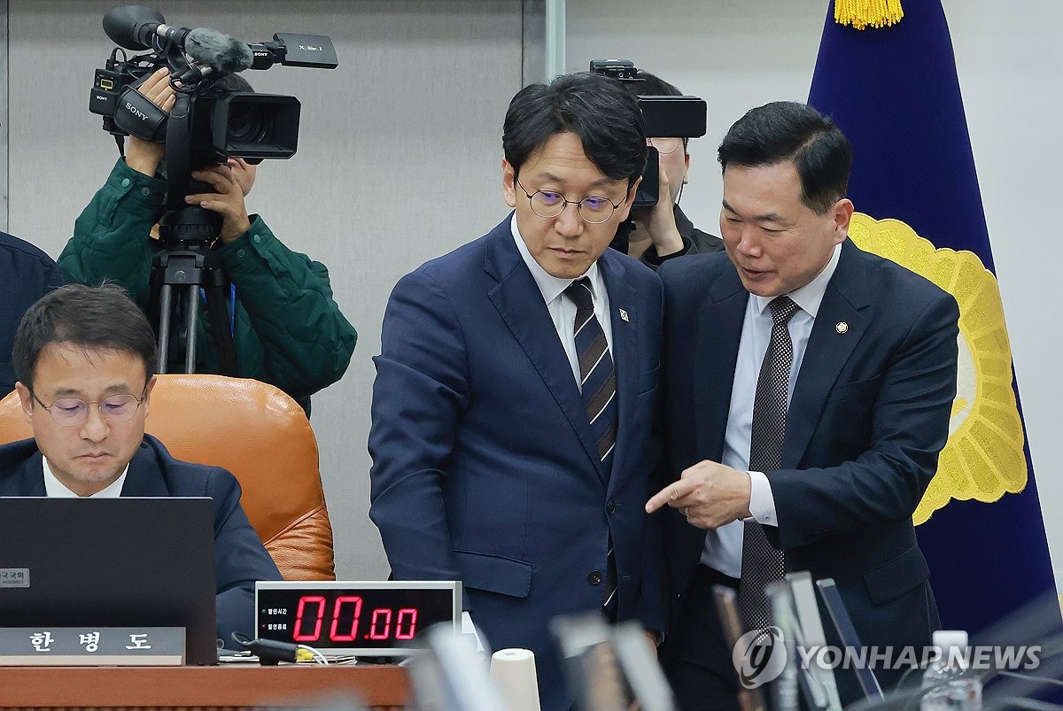 대화 나누는 국회 운영위 여야 간사