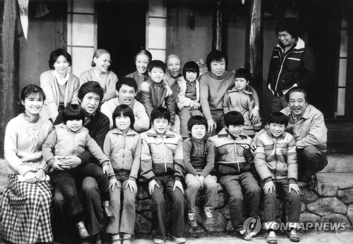 '전원일기' 출연진과 함께 기념 촬영하는 최불암