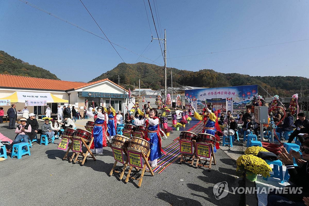 홍천 청사초롱마을서 펼쳐진 전통혼례잔치
